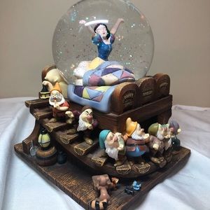 Snow White Waking Snowglobe